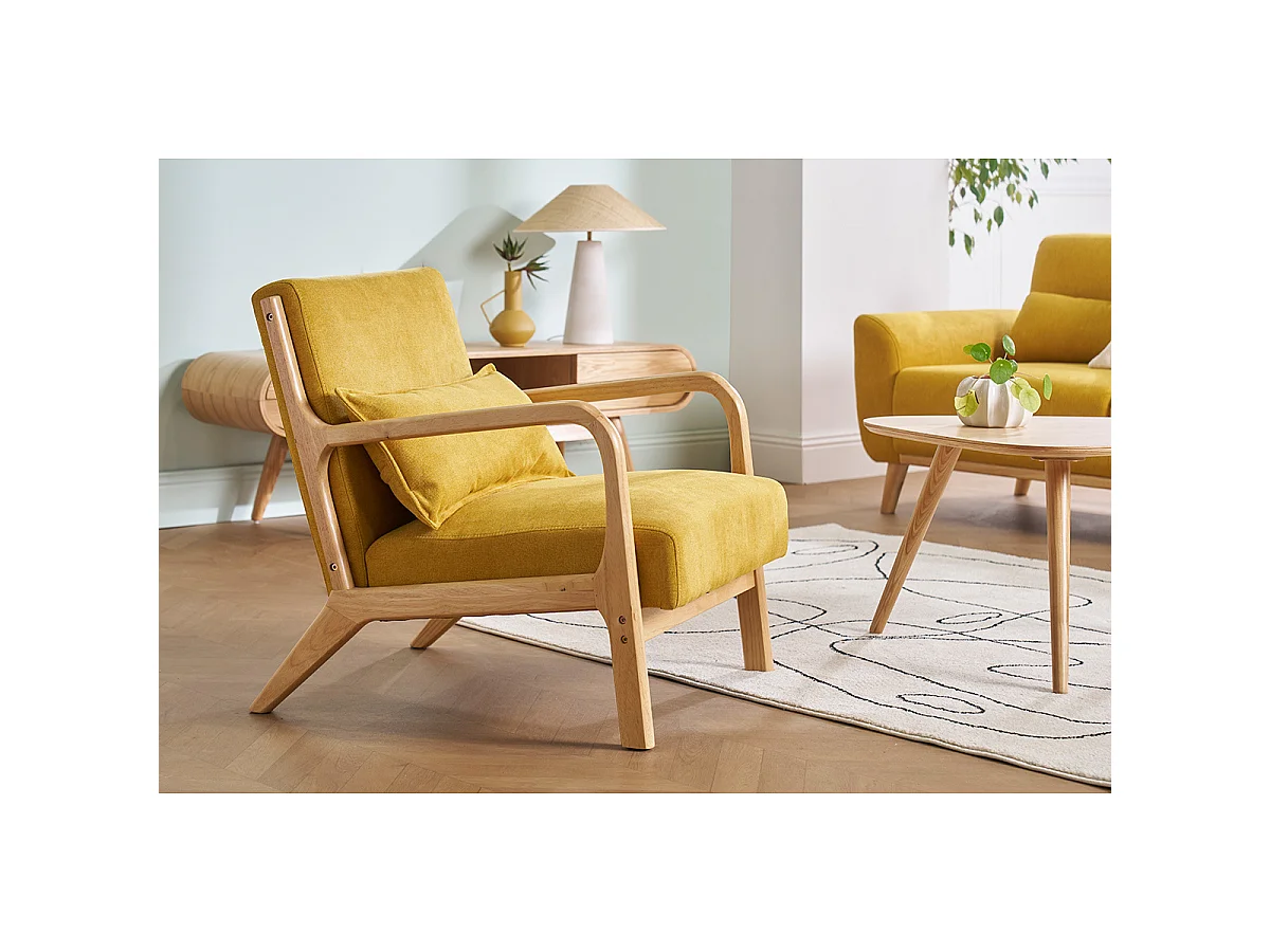 Sillón nórdico de tejido efecto aterciopelado amarillo mostaza y madera clara maciza DERRY