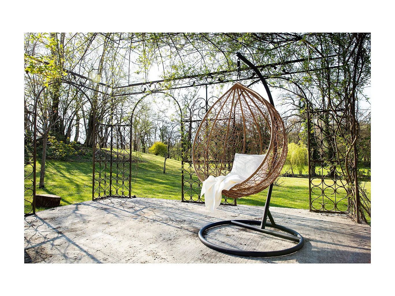 Fauteuil suspendu rotin sur pied en résine et métal noir MOJO