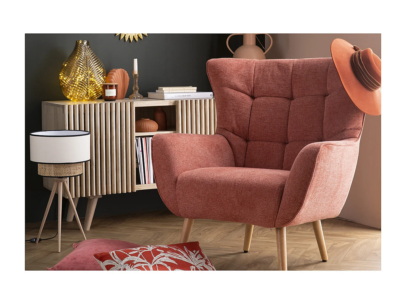 Sillón nórdico efecto terciopelo terracota y madera AVERY