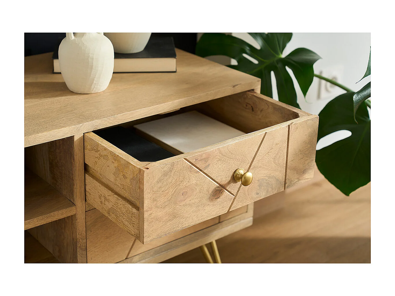 Meuble TV gravé en bois manguier massif et métal L130 LINIUM