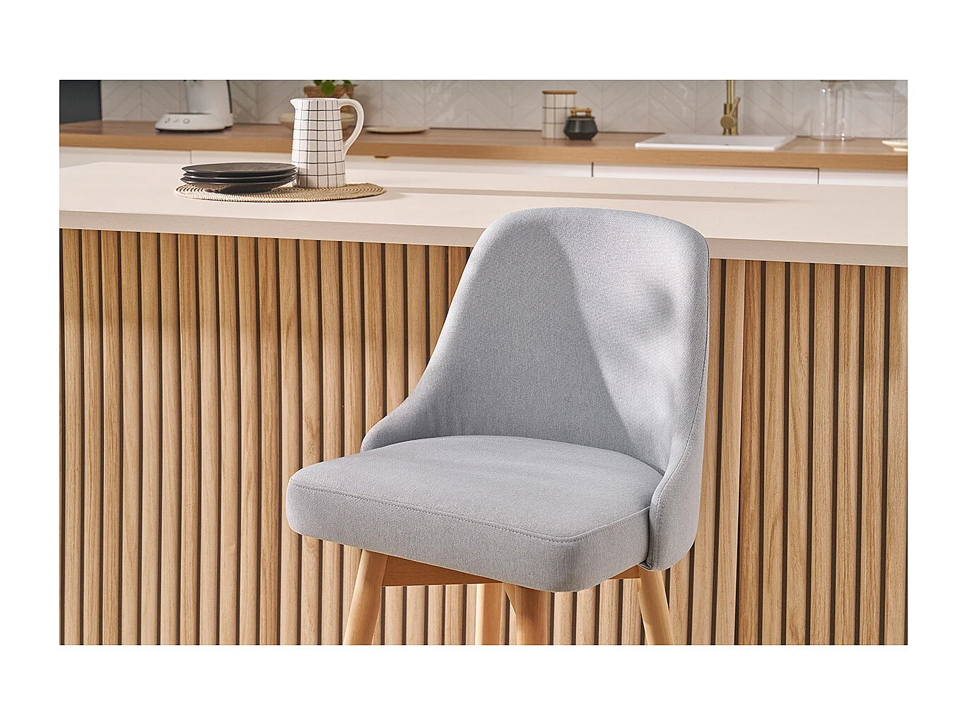 Tabourets de bar scandinaves pivotants 360° en tissu gris clair et bois hêtre massif H65 cm (lot de 2) HASTA