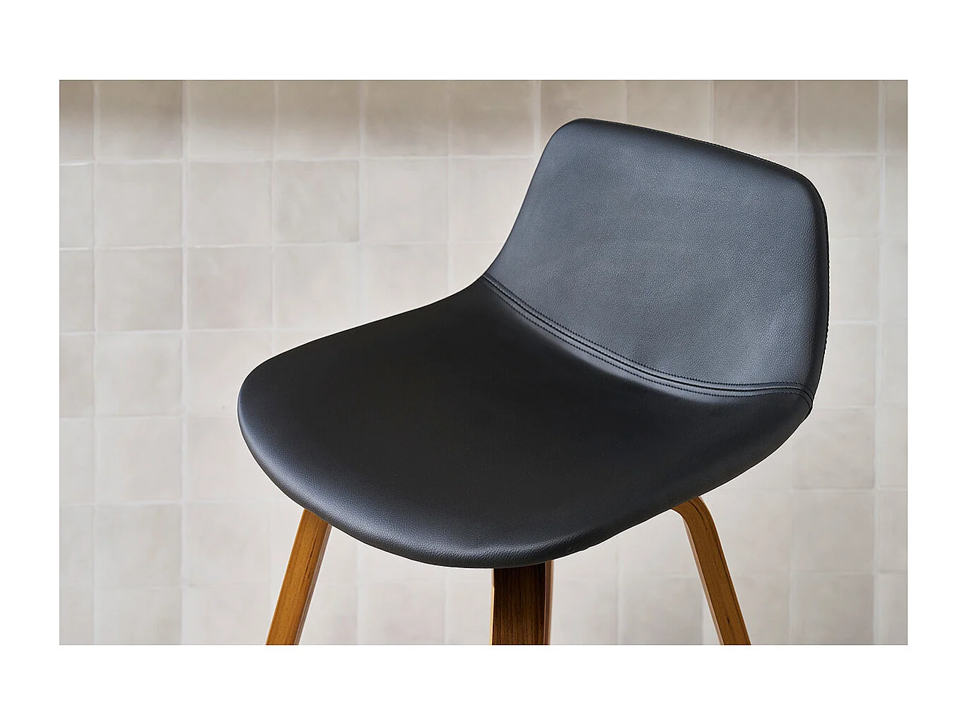 Set de 2 taburetes de cocina de diseño negro y nogal 65 cm NONIE