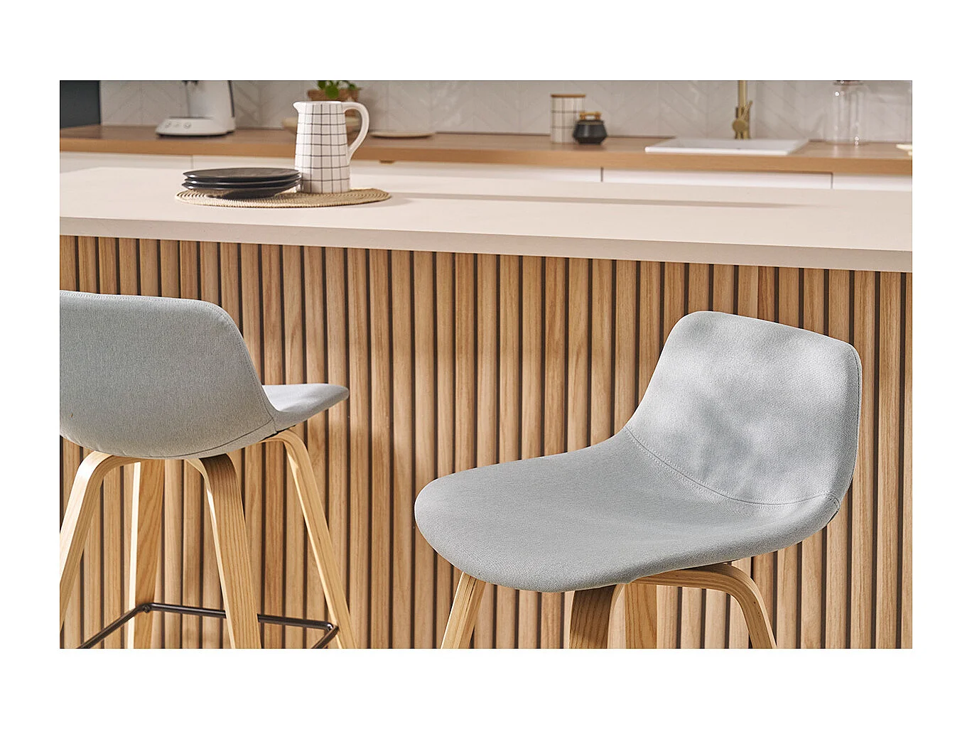 Set de 2 taburetes de cocina nórdicos gris claro y madera 65 cm NONIE