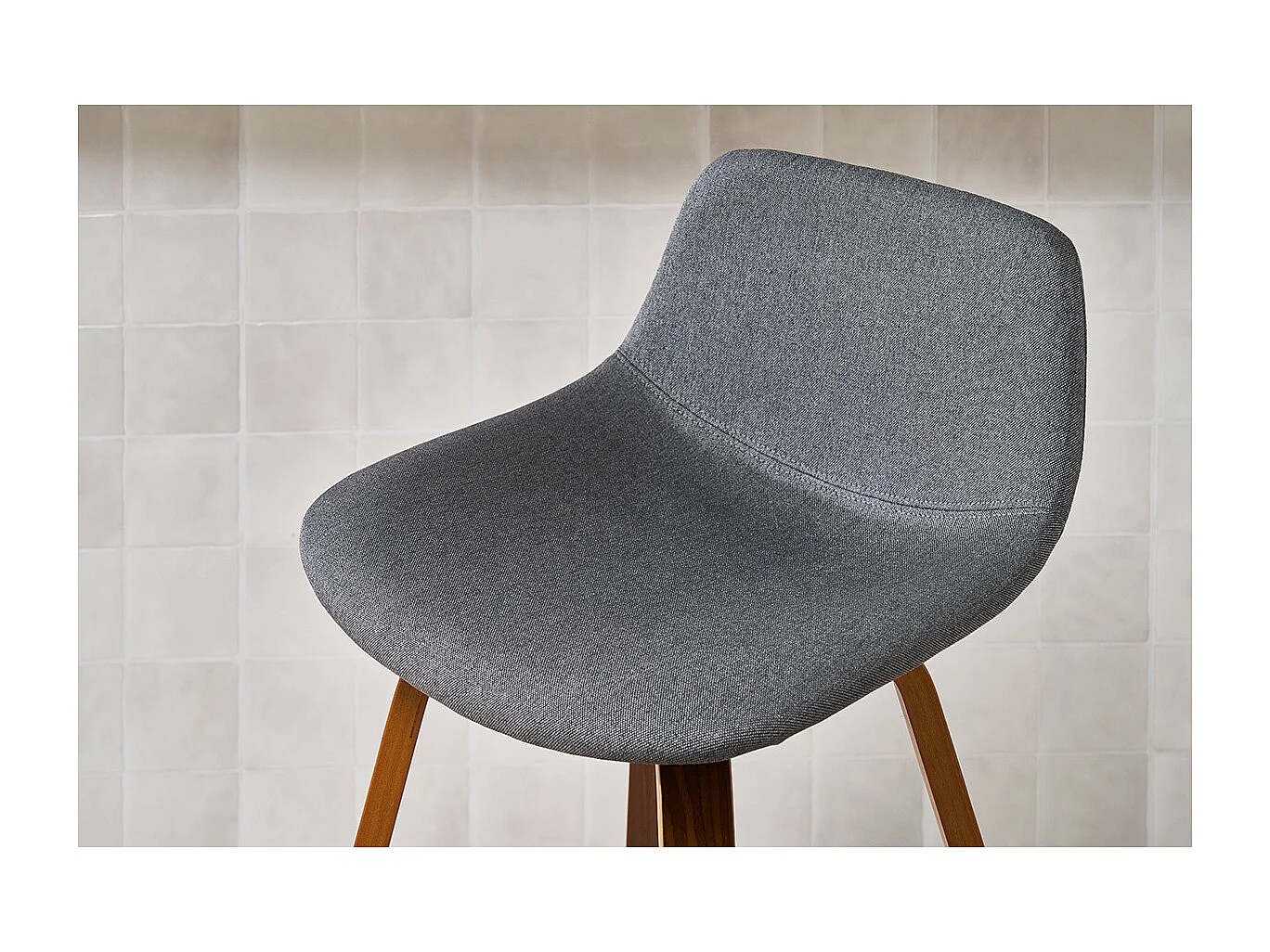 Tabourets de bar design gris foncé et noyer H65 cm (lot de 2) NONIE