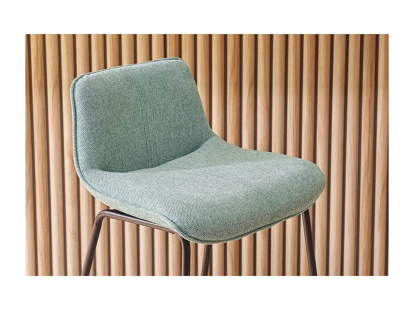 Barhocker in blassgrünem Stoff mit Samteffekt und Metallfuß H65 cm (2er-Set) BOOST