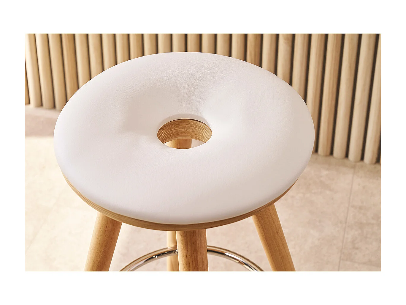 Barhocker skandinavisch 65 cm PU Weiß Beine helles Holz NORDECO