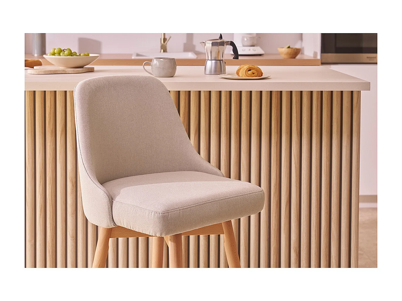 Tabourets de bar scandinaves pivotants 360° en tissu beige et bois hêtre massif H65 cm (lot de 2) HASTA