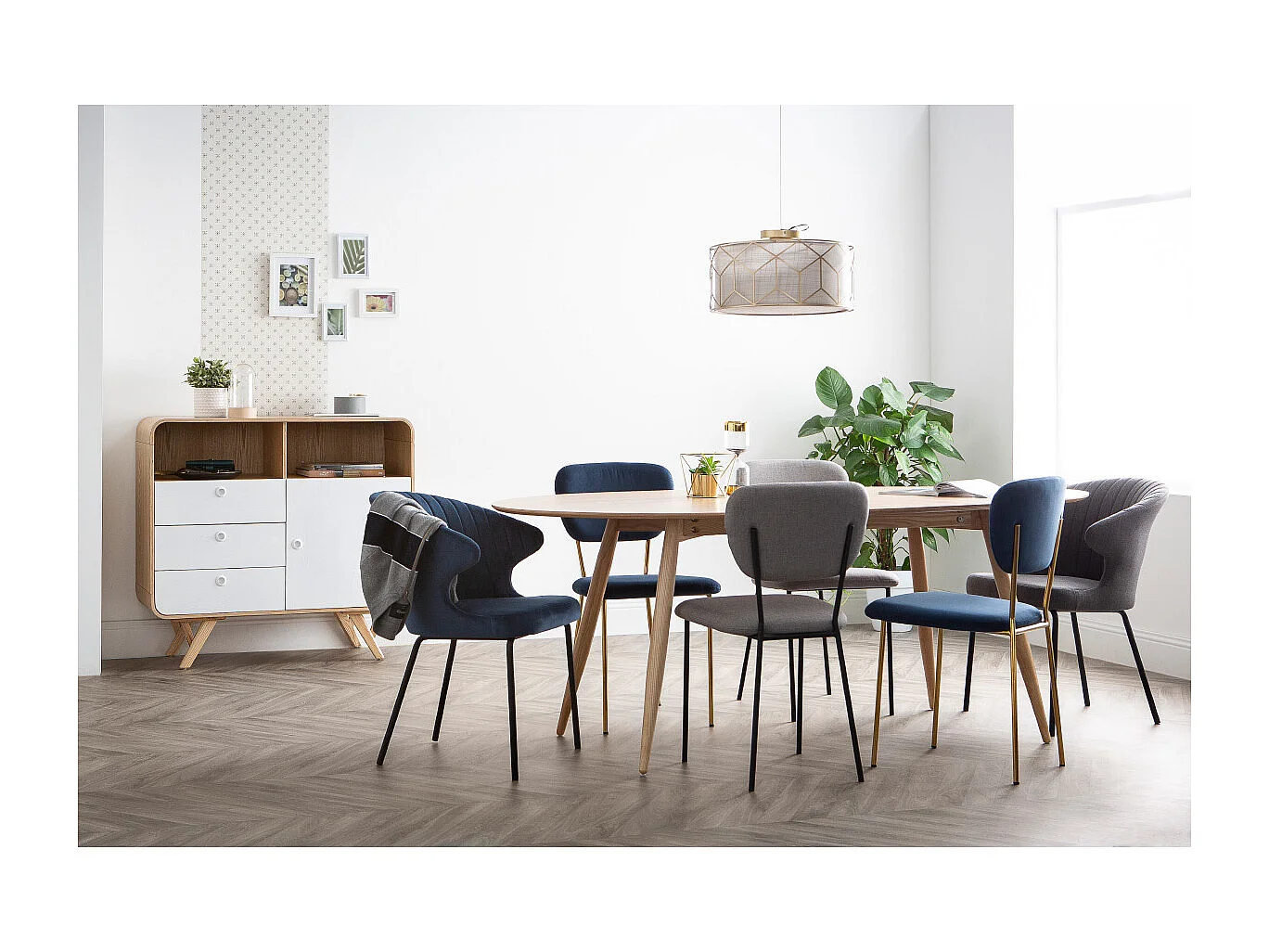 Chaise design en tissu velours bleu foncé et métal noir REQUIEM