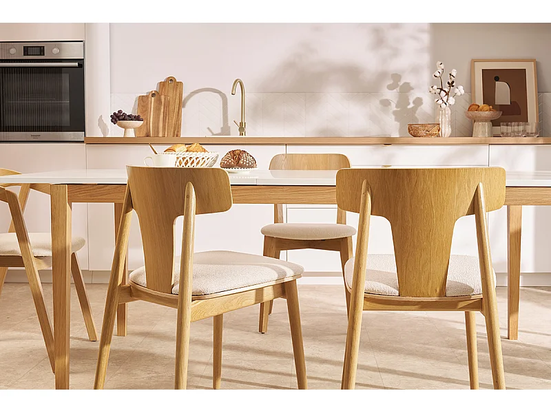 Sedie in legno chiaro massello di rovere e tessuto effetto lana bouclé écru (set di 2) LOUISA