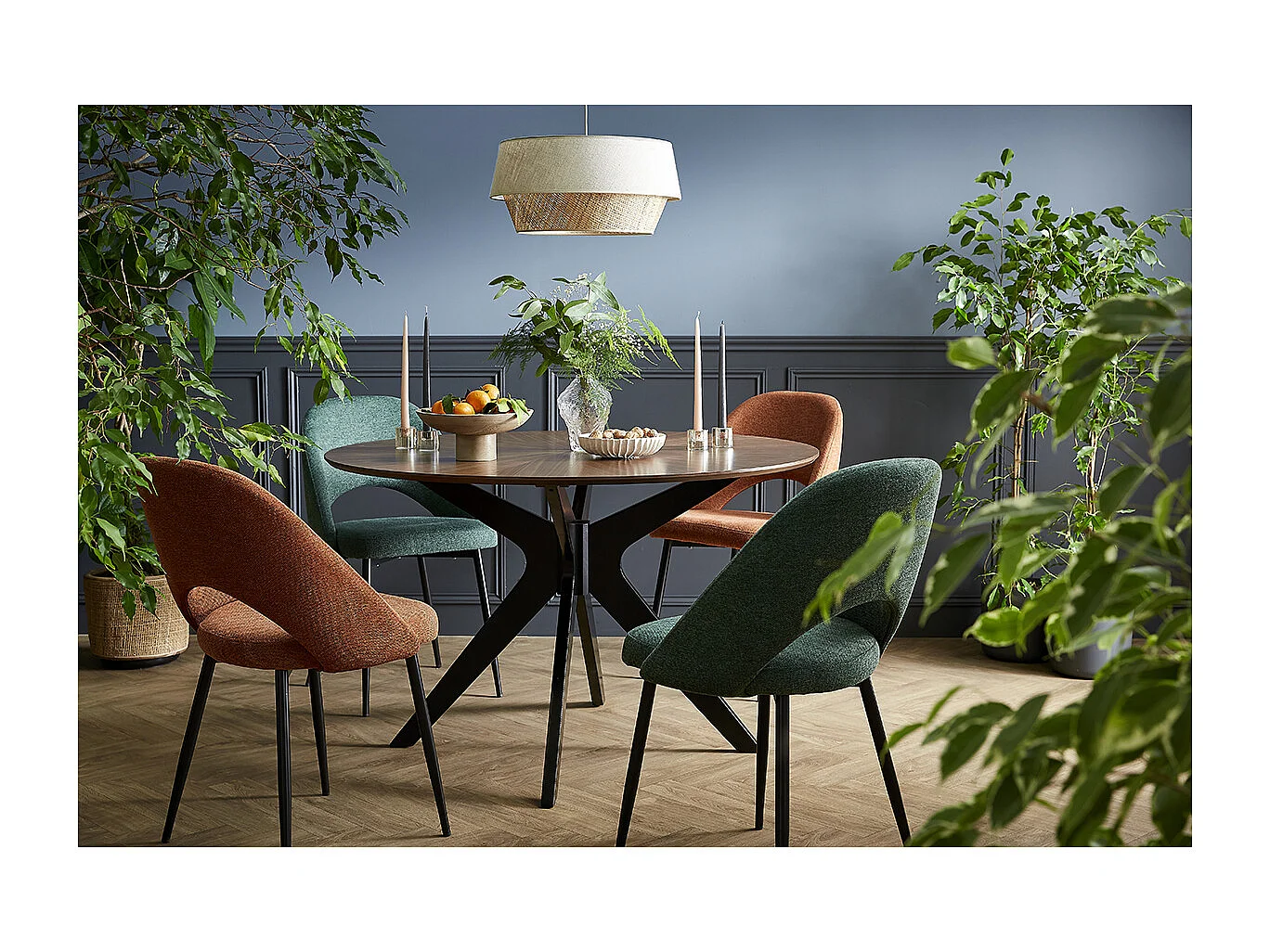 Vintage-Stühle aus Stoff mit strukturiertem Samteffekt in Grün und schwarze Metallfüße (2er-Set) COSETTE