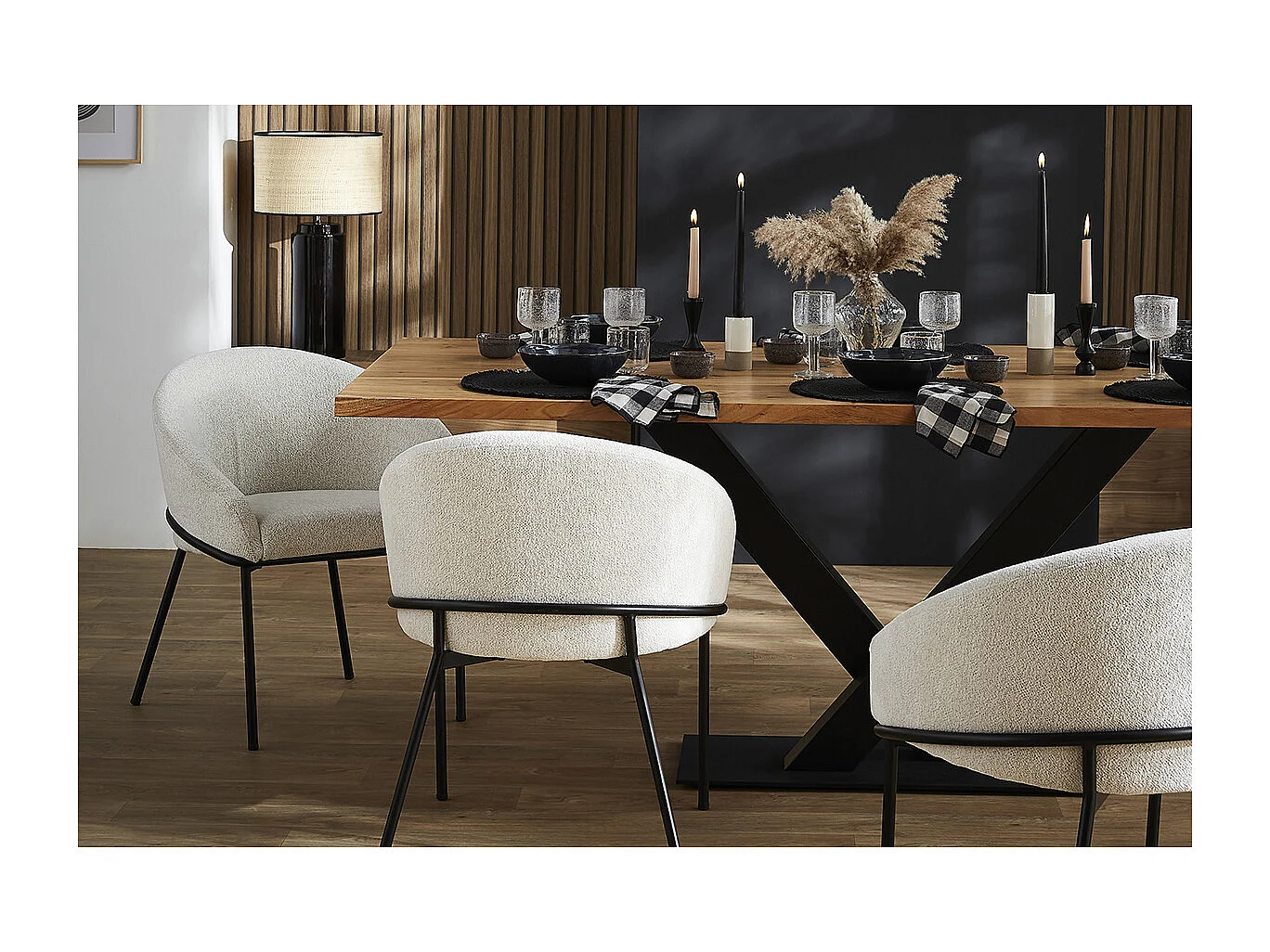 Silla de diseño de terciopelo chenilla beige y metal negro JENNA