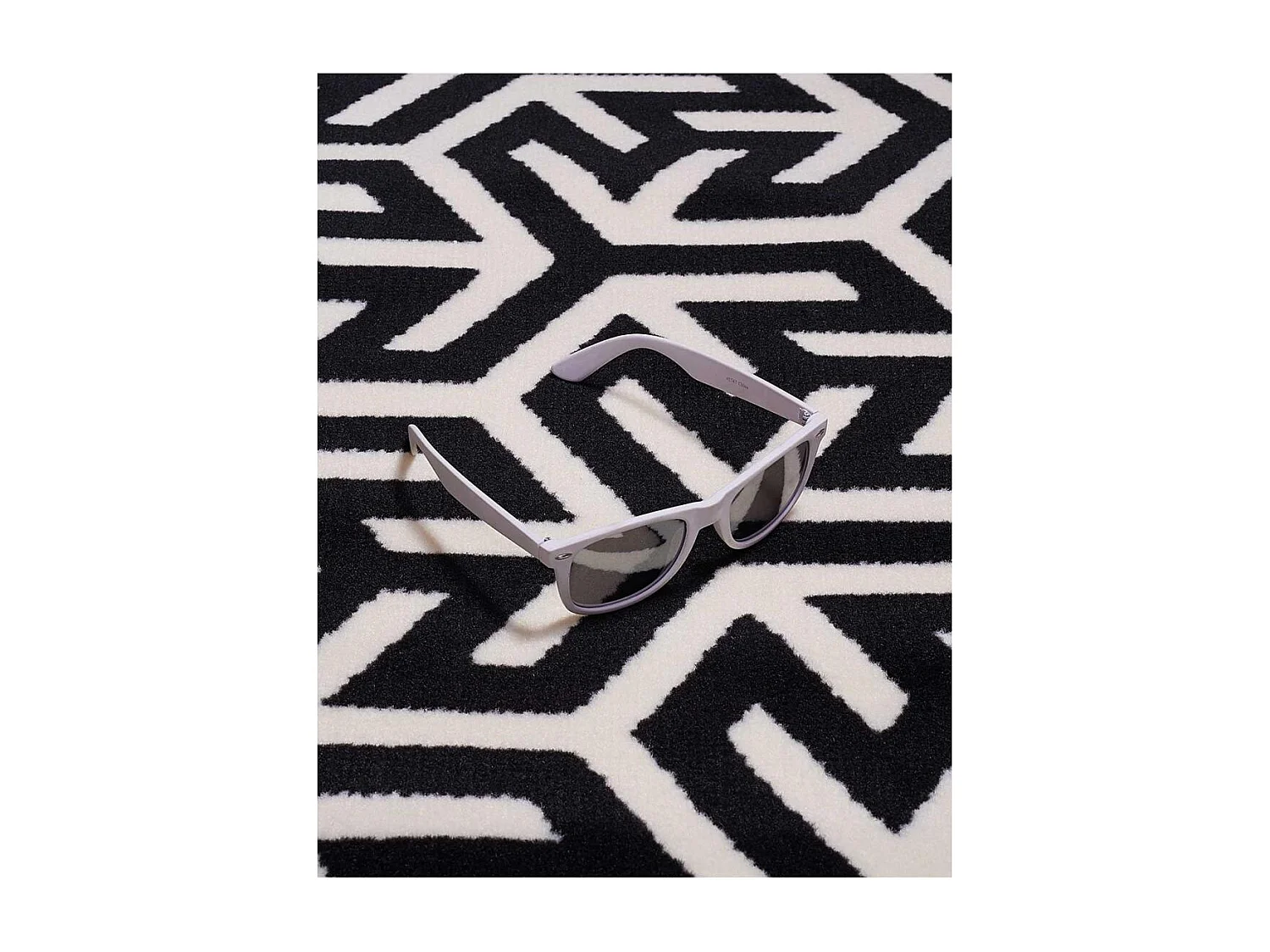 tapis chambre 60x110 tissé noir rectangle motif géométrique AF2 NICE