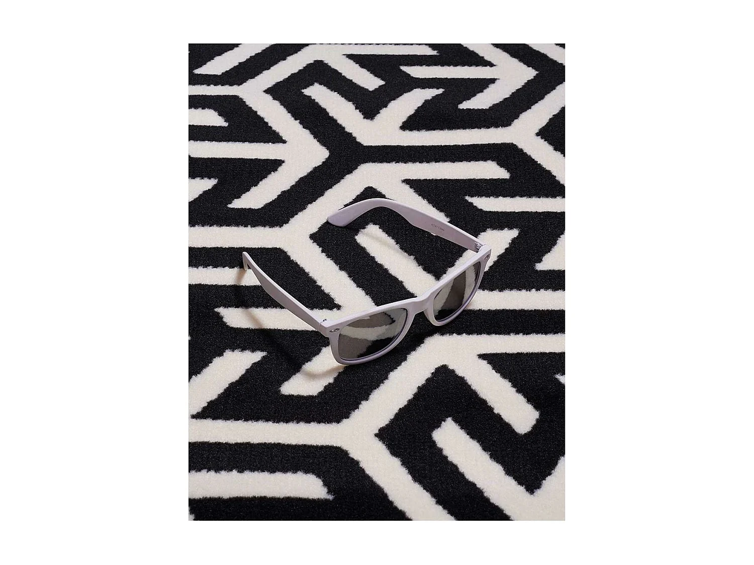 tapis chambre 60x110 tissé noir rectangle motif géométrique AF2 NICE