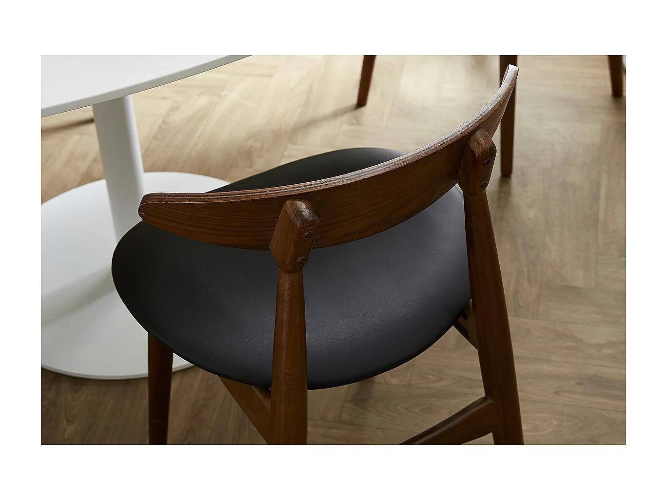 Set di due sedie in noce e nero design WALFORD