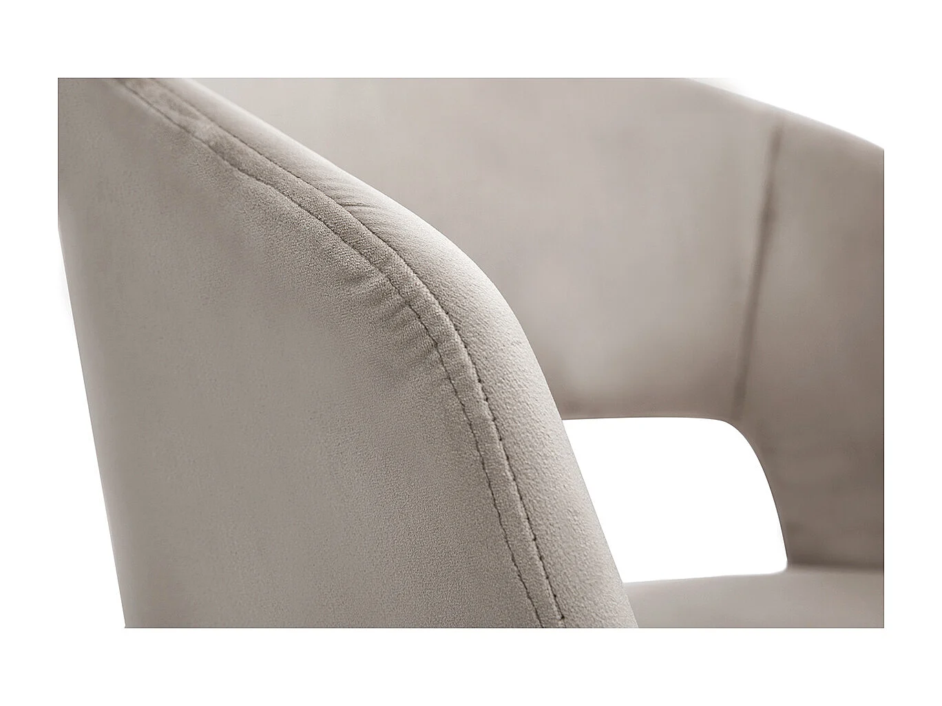 Silla de diseño de terciopelo color topo con patas de metal negro PRISMA