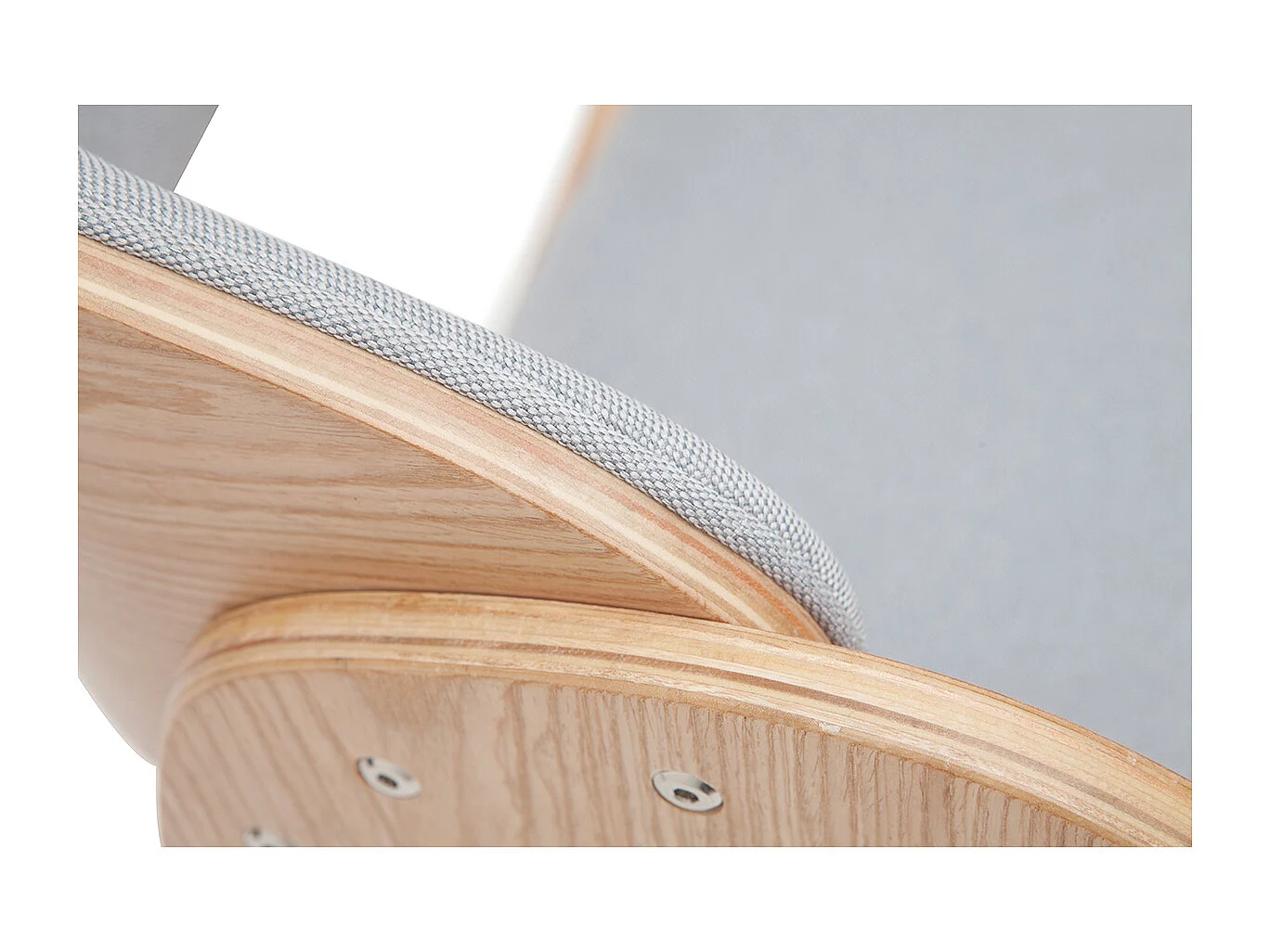 Design-Stuhl hellgrau und helles Holz BENT