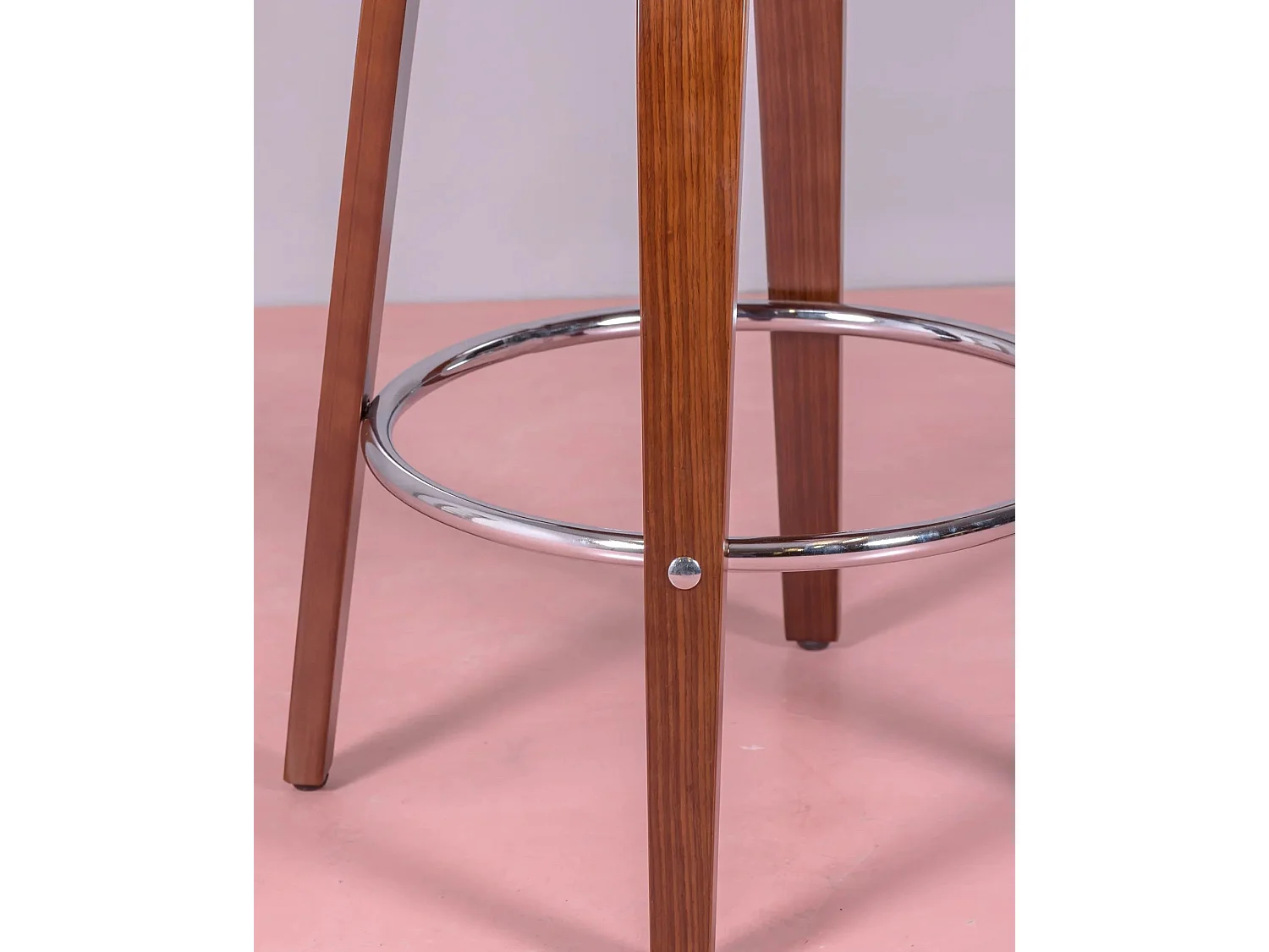 Skandinavischer Hocker aus Walnussholz mit Kunstlederkissen (66 cm) - Burrow - Schwarz