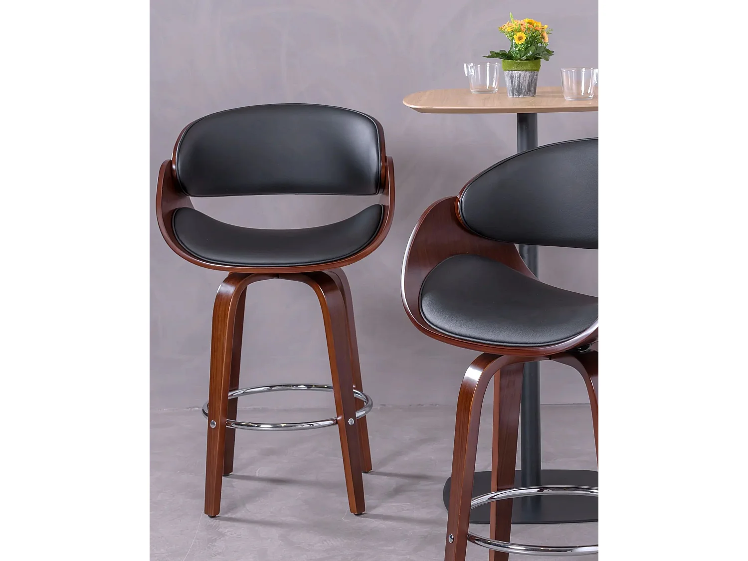 Scandinavische walnoothouten kruk met kunstleren kussen (66cm) - Burrow - Zwart