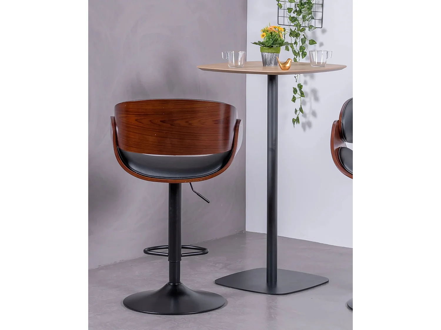 Tabouret réglable en bois de noyer et coussin en similicuir - Burrow - Noir