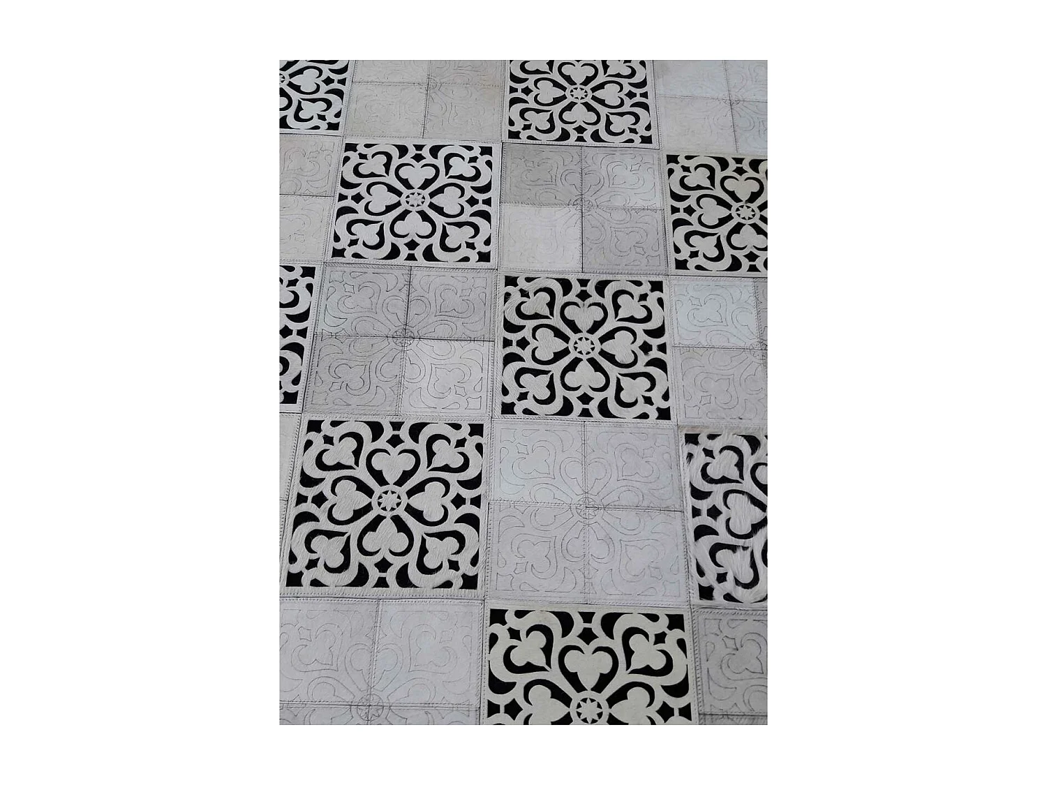 Tapis peau de vache 120x170 kilim fait main noir