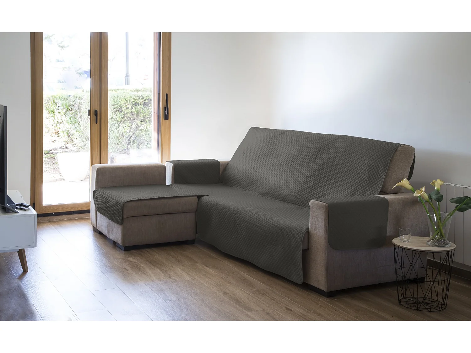 ESTORALIS | Cubre Sofá Acolchado  | Chaisse Longue 240 cm Brazo Izquierdo | Tela 240 x 255 cm  | Modelo AVA Color Taupe