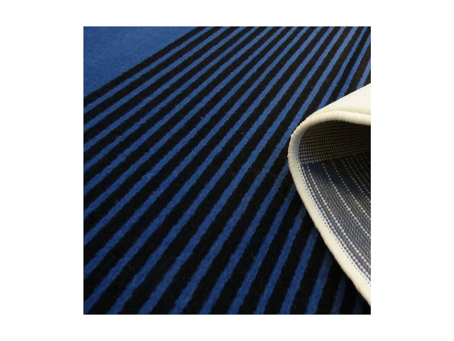 tapis chambre 120x170 tissé bleu ciel rectangle motif seventies LYN1 BLUSQUARE