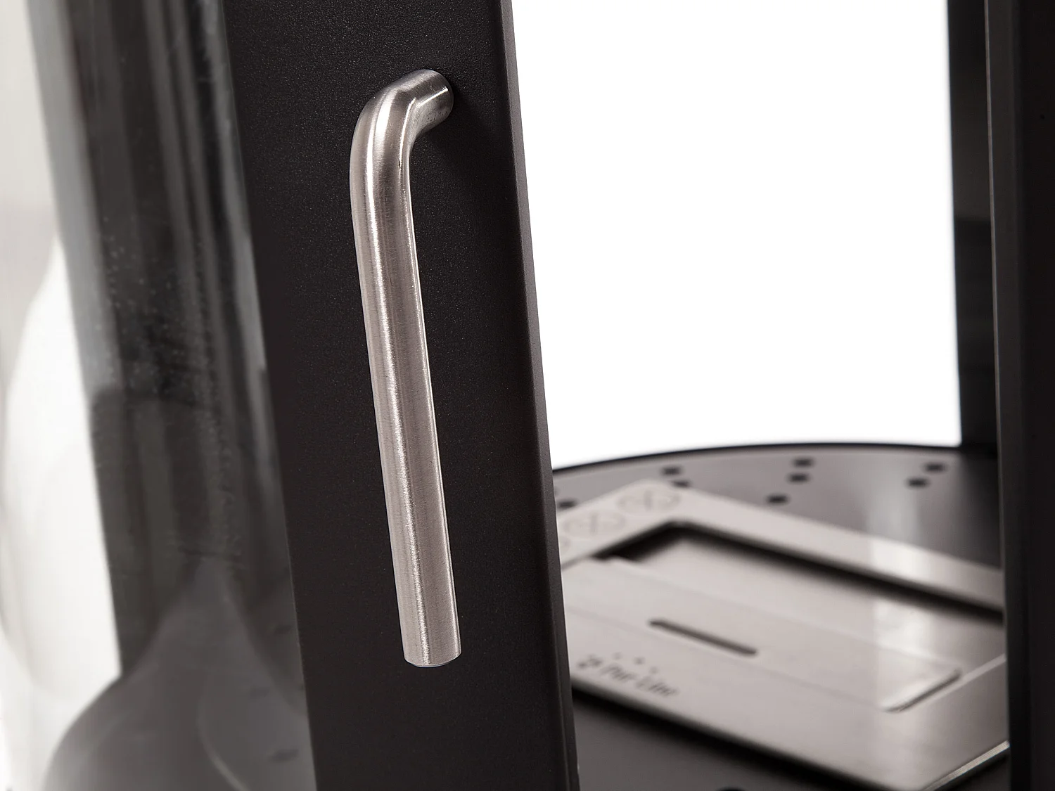 Bioethanolofen für den Außenbereich, Turmdesign aus schwarzem Stahl mit Tür aus gehärtetem Glas