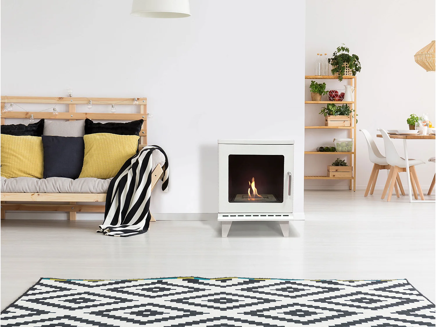 Poêle à éthanol 1,5kW design carré en acier blanc avec pieds