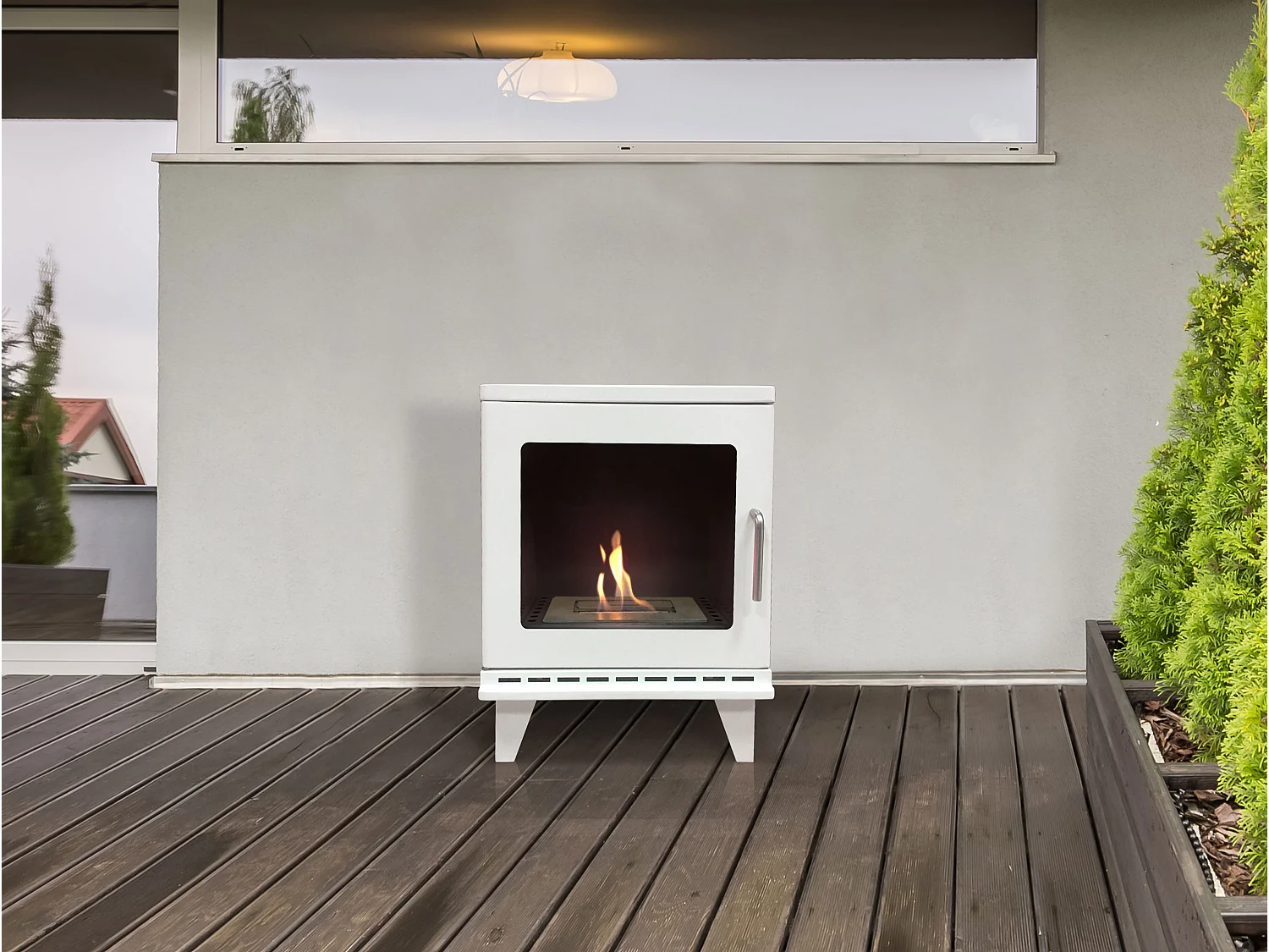 Poêle à éthanol 1,5kW design carré en acier blanc avec pieds