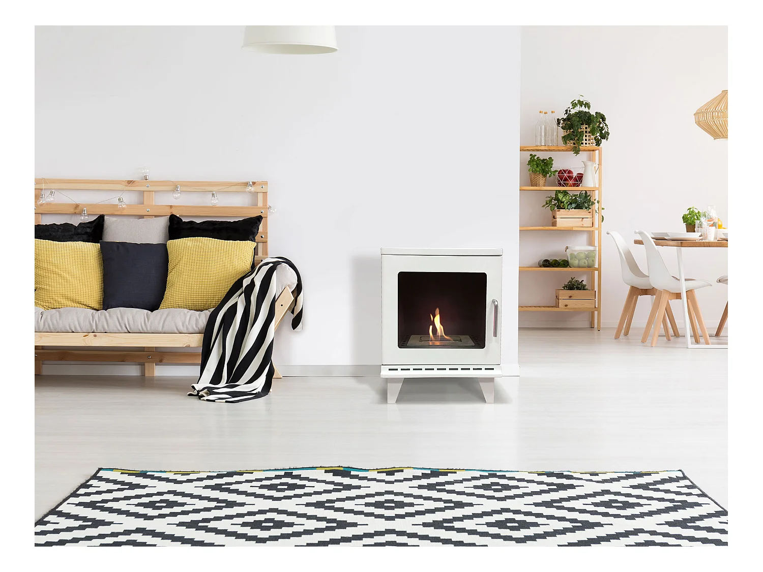 Poêle à éthanol 1,5kW design carré en acier blanc avec pieds