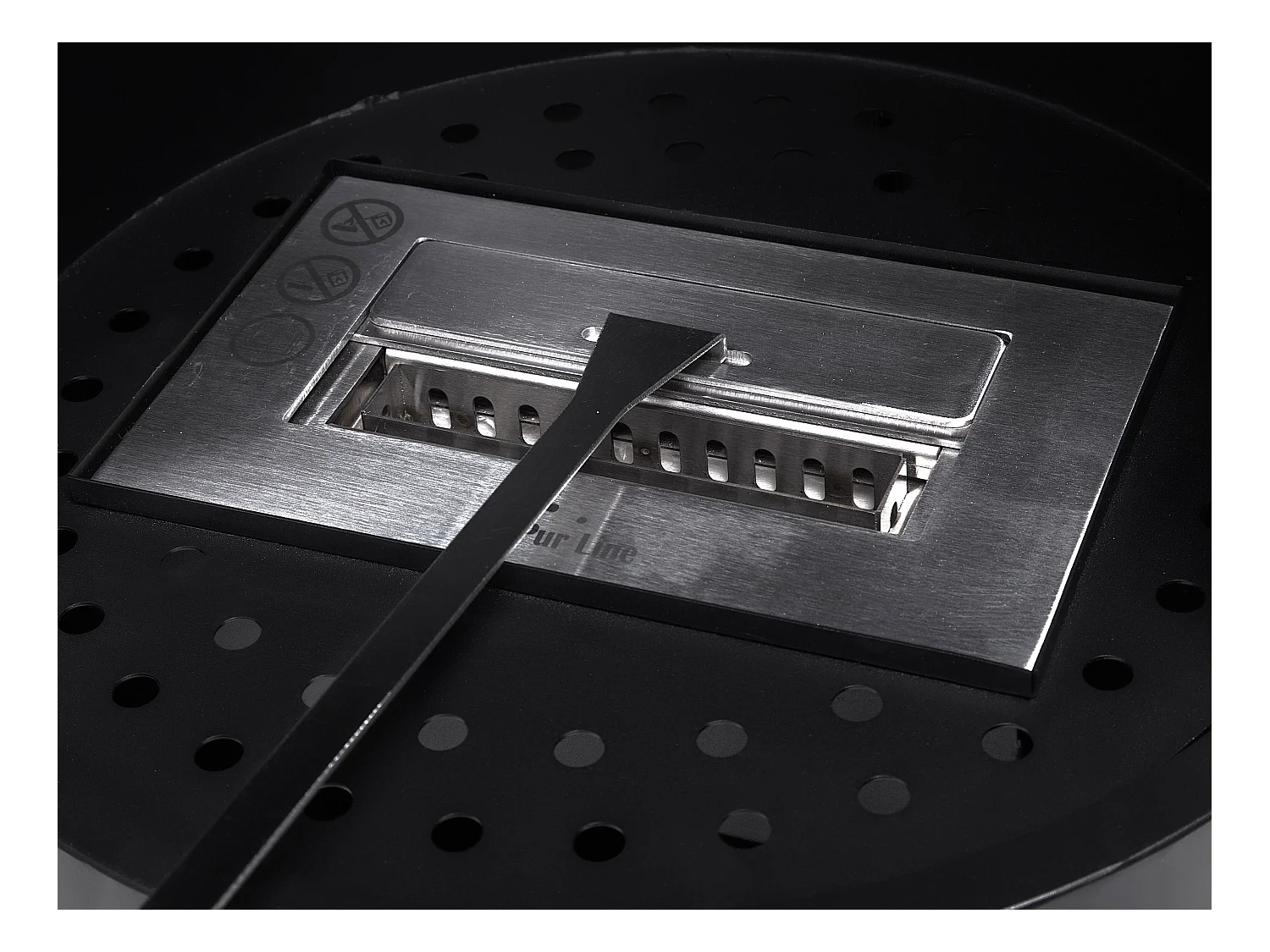 Ethanolkocher aus schwarzem Stahl mit Tür aus gehärtetem Glas