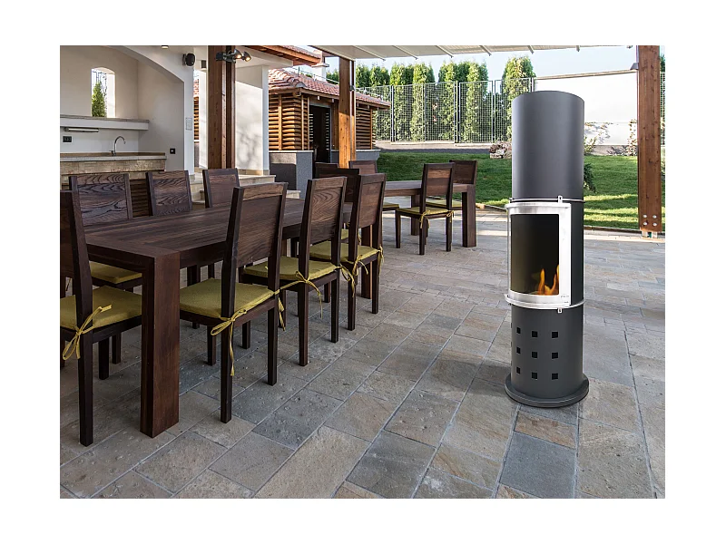 Bioethanolofen für den Außenbereich, schwarzes Stahlturmdesign mit Schiebetür aus gehärtetem Glas