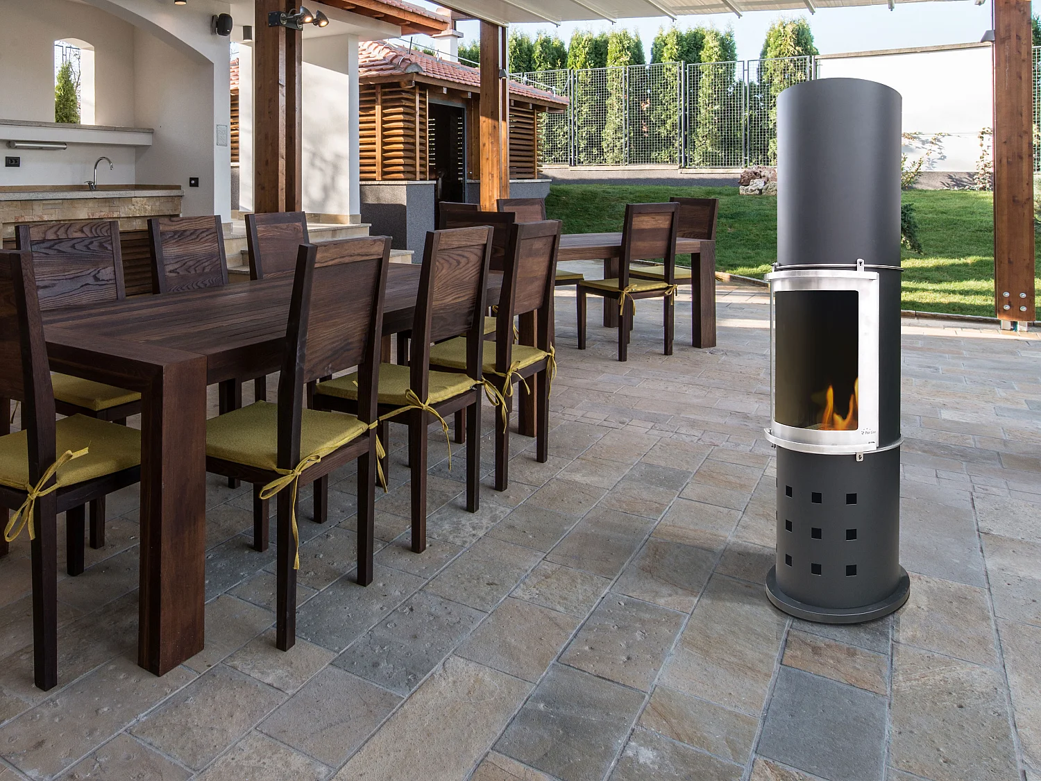 Estufa de etanol en acero negro con puerta corredera de cristal templado