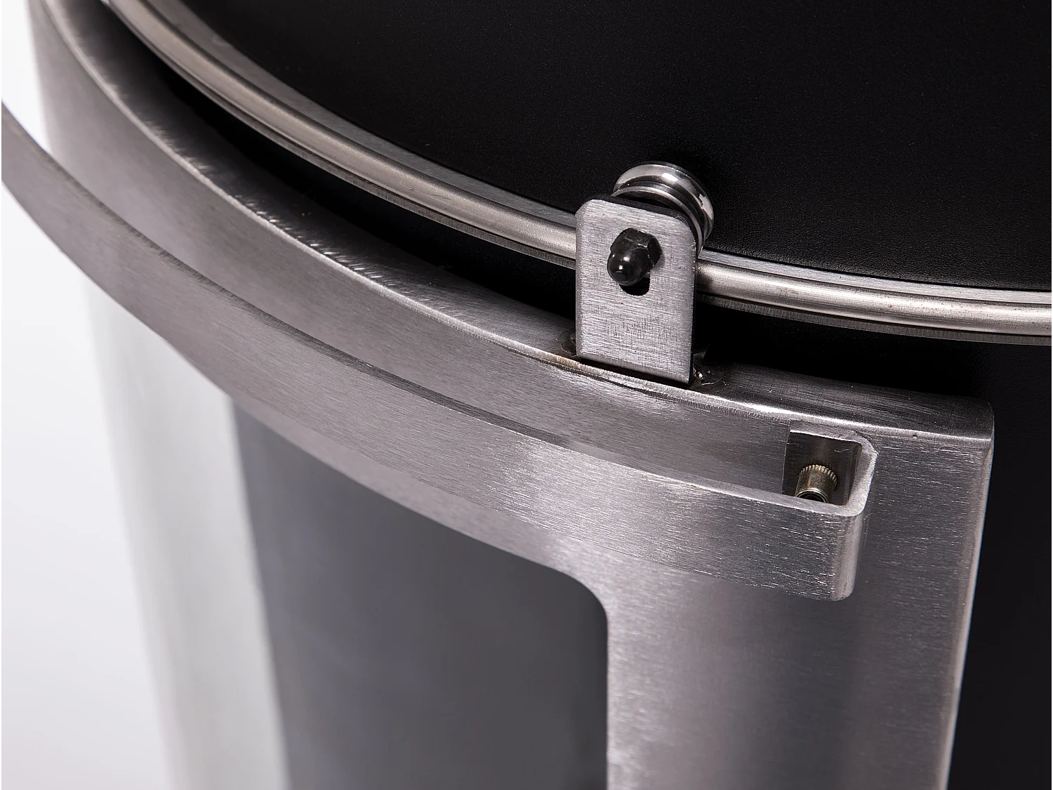 Salamandra a bioetanol com porta deslizante