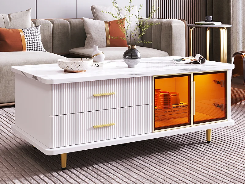 Couchtisch, Beistelltisch mit Tür aus gehärtetem Glas, Schubladen mit Wellenstruktur, goldenen Griffen und Füßen, Platte in Marmorstruktur.