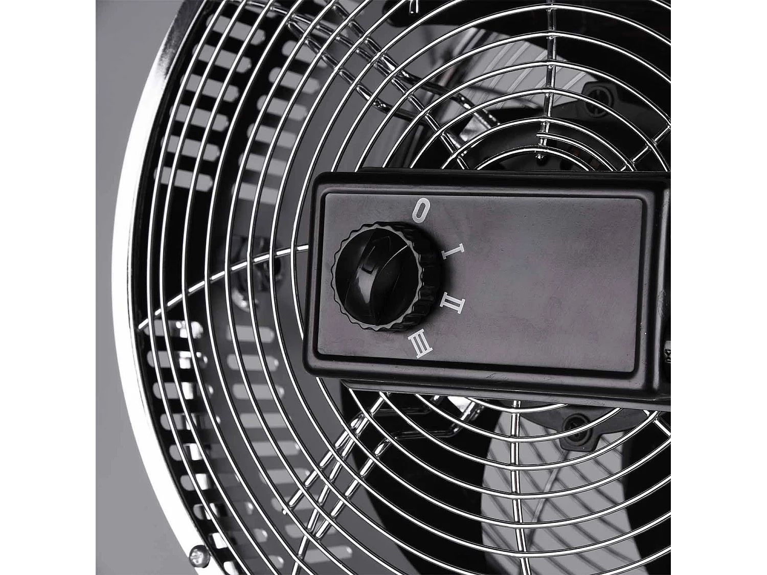 Tromso - Ventilateur de sol de style industriel avec trépied en bois neutre, hauteur réglable et triple vitesse de ventilation. Ø28 cm.