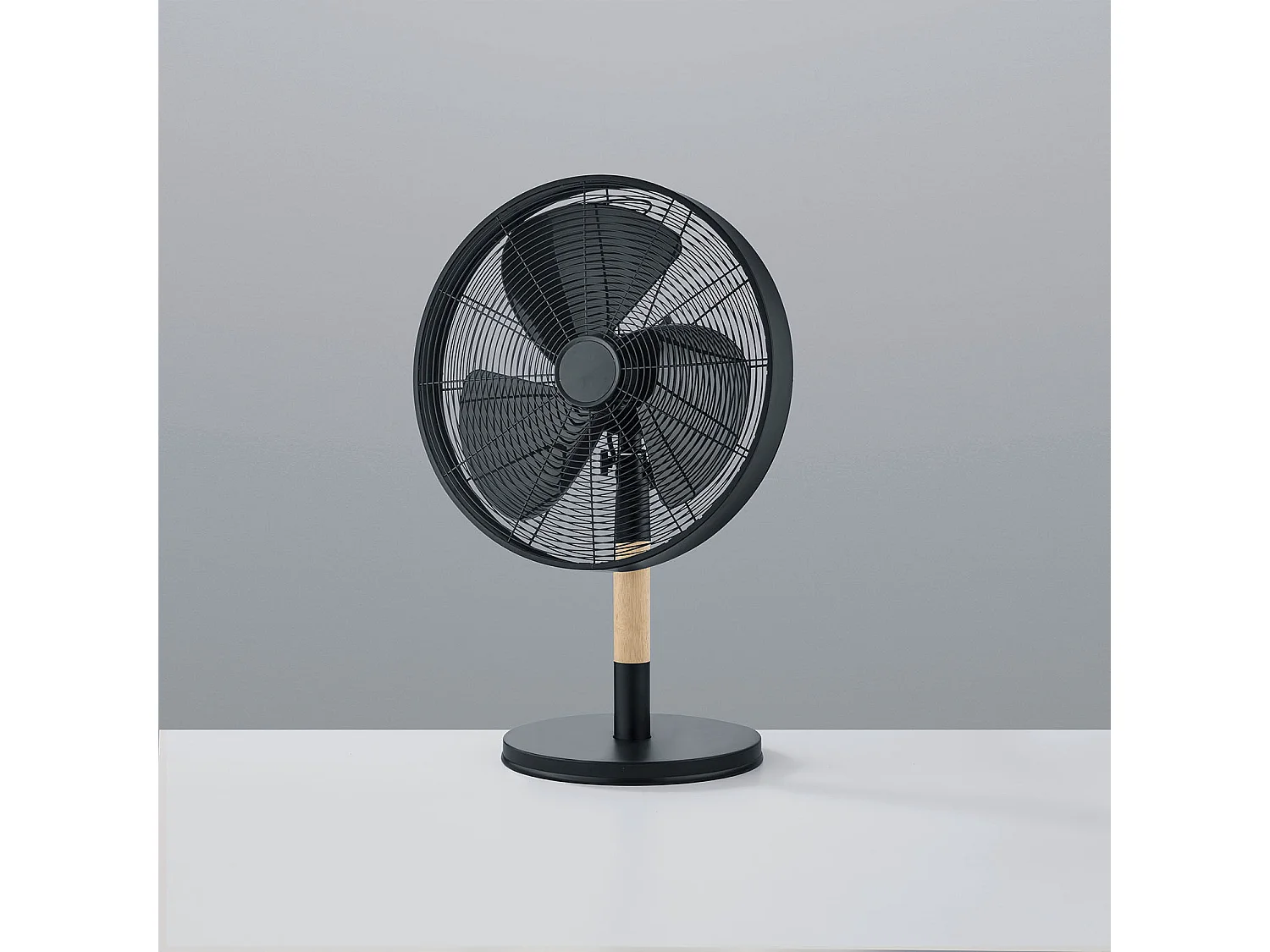 Viking - Ventilateur de table de style industriel. Ventilateur design en bois neutre et métal noir mat Ø35x57 cm