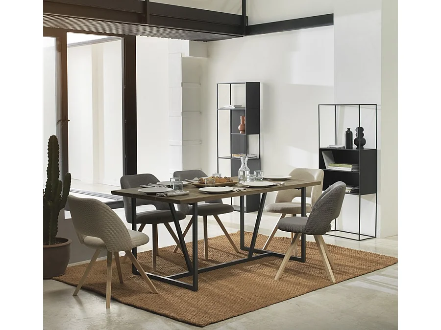 Set di 4 sedie tamburate imbottite grigie con gambe in legno di hevea naturale