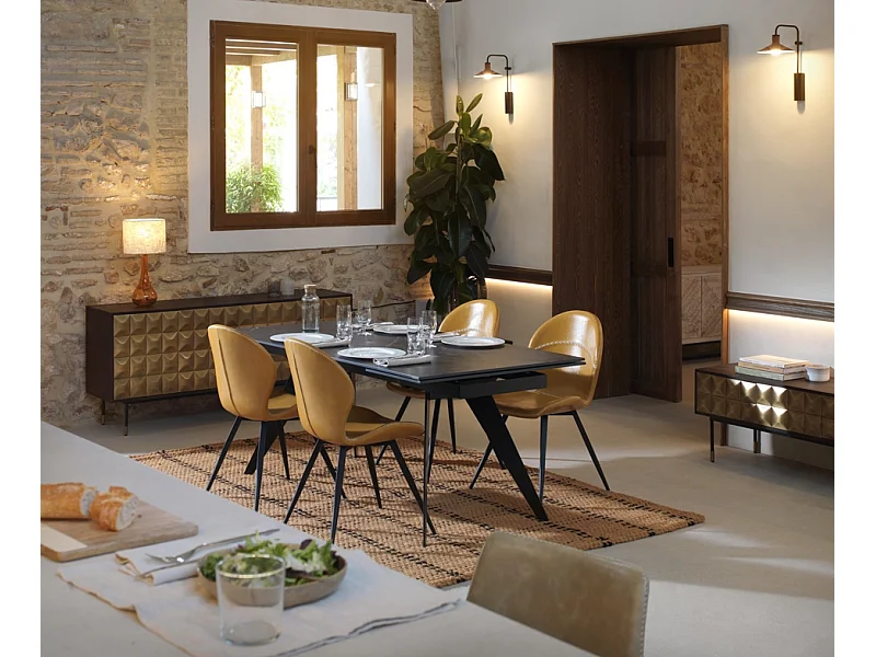 Packung mit 4 senfgelben gepolsterten Stühlen mit schwarzen Metallbeinen