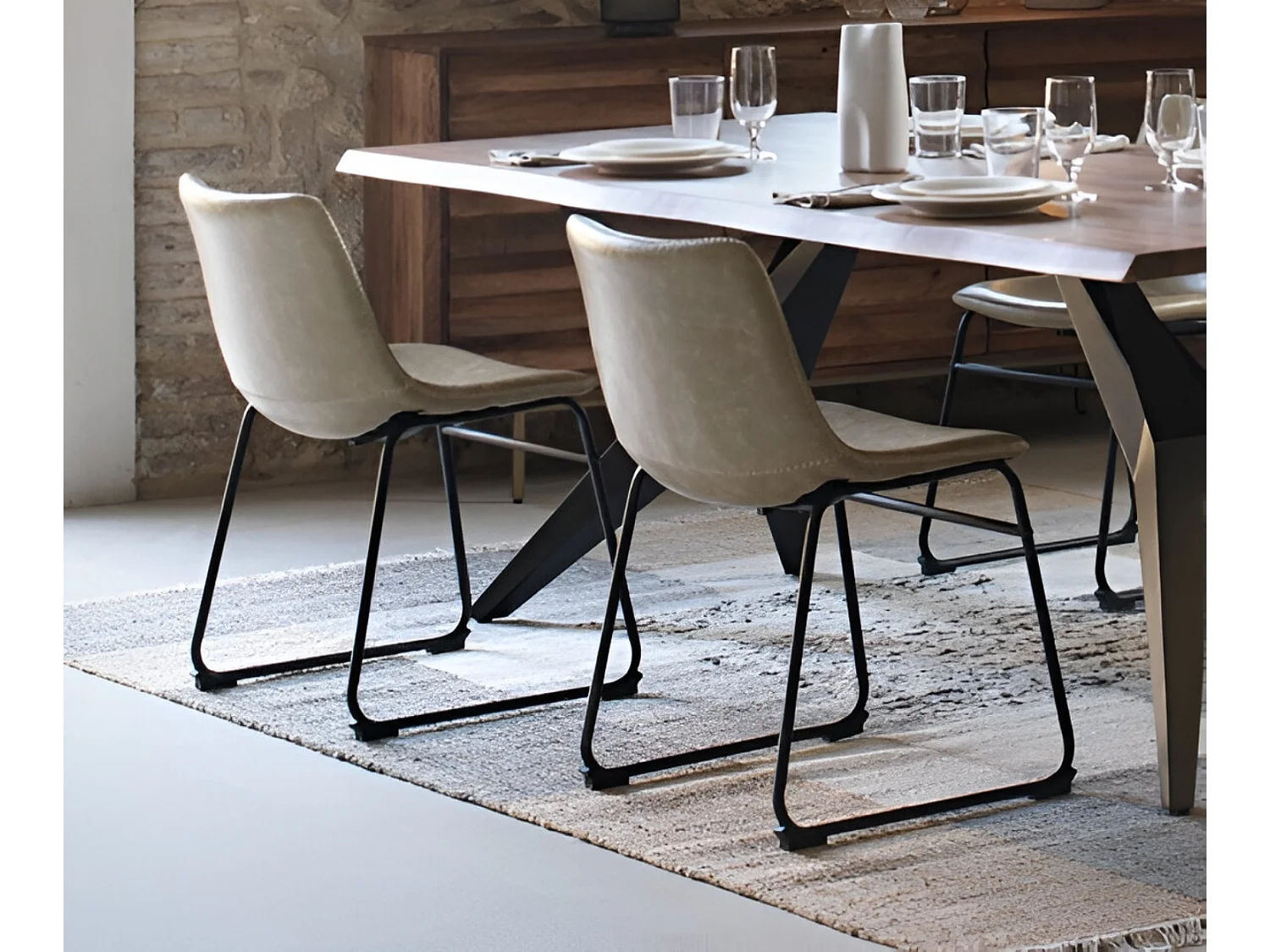 Lot de 4 chaises rembourrées couleur crème avec pieds métalliques noirs