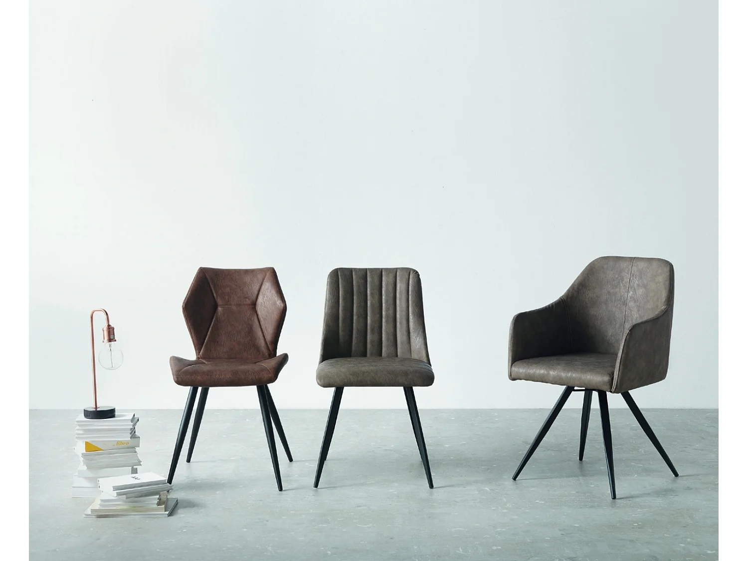 Brauner gepolsterter Sessel mit schwarzen Metallbeinen