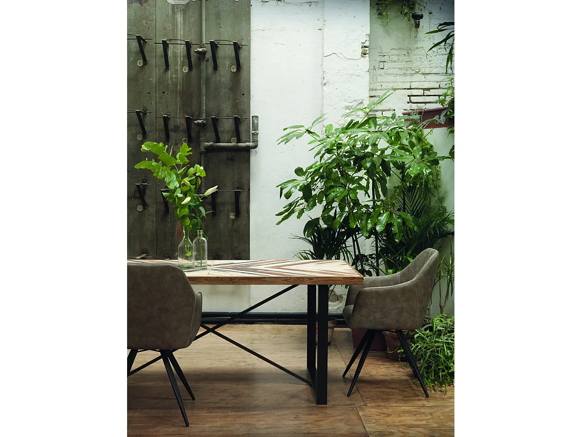 Fauteuil rembourré couleur taupe avec pieds métalliques noirs