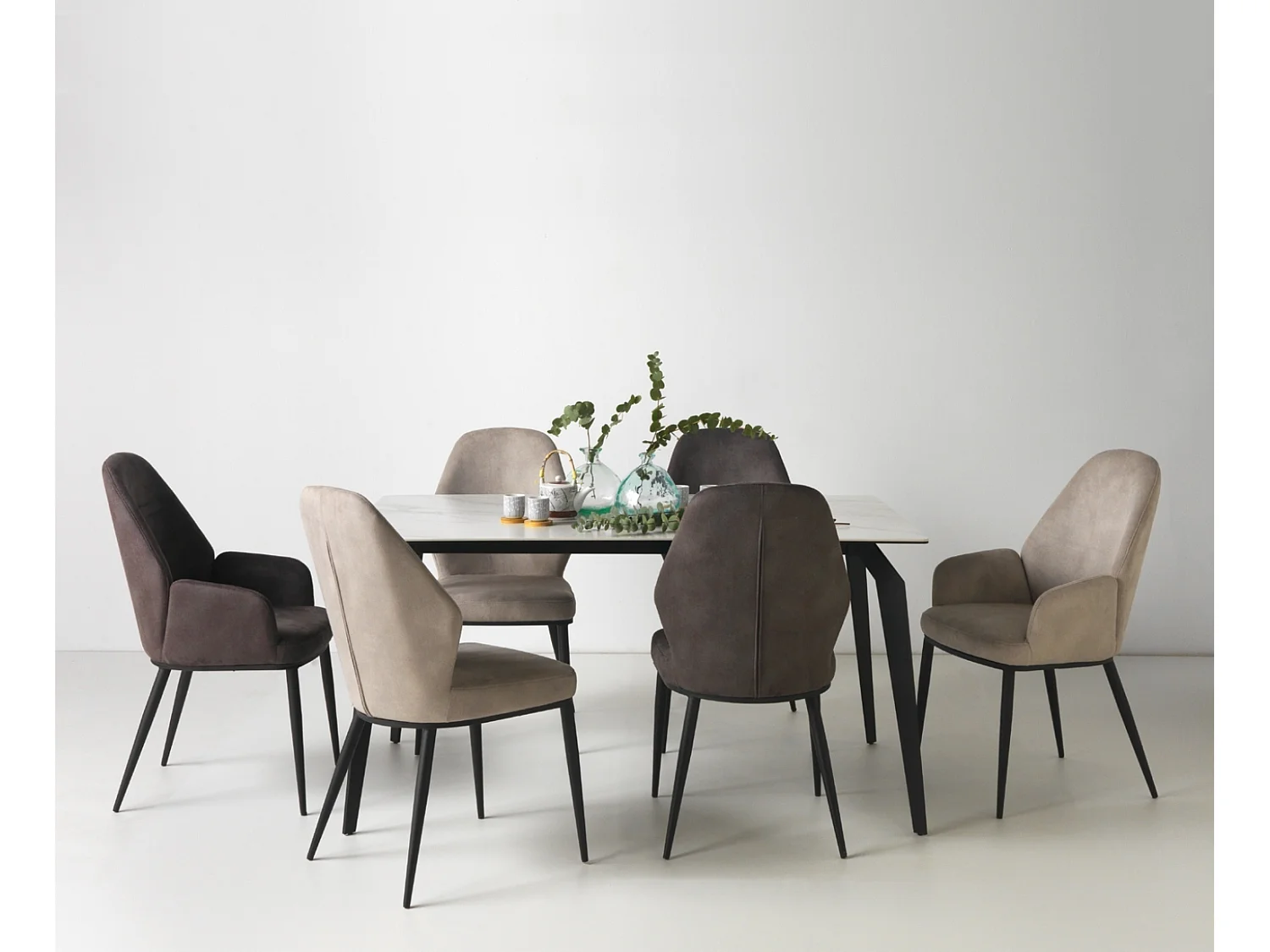 Lot de 2 chaises rembourrées gris foncé avec pieds métalliques noirs