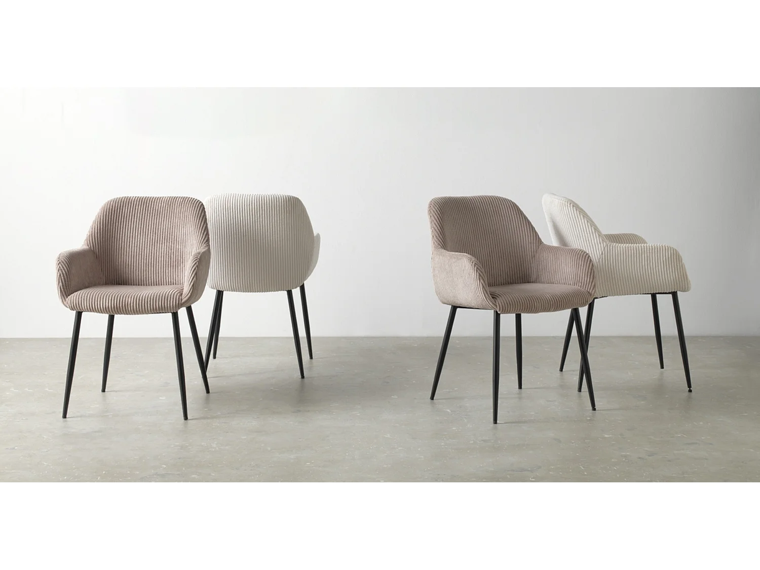 Lot de 4 fauteuils rembourrés en velours côtelé lavande avec pieds métalliques noirs