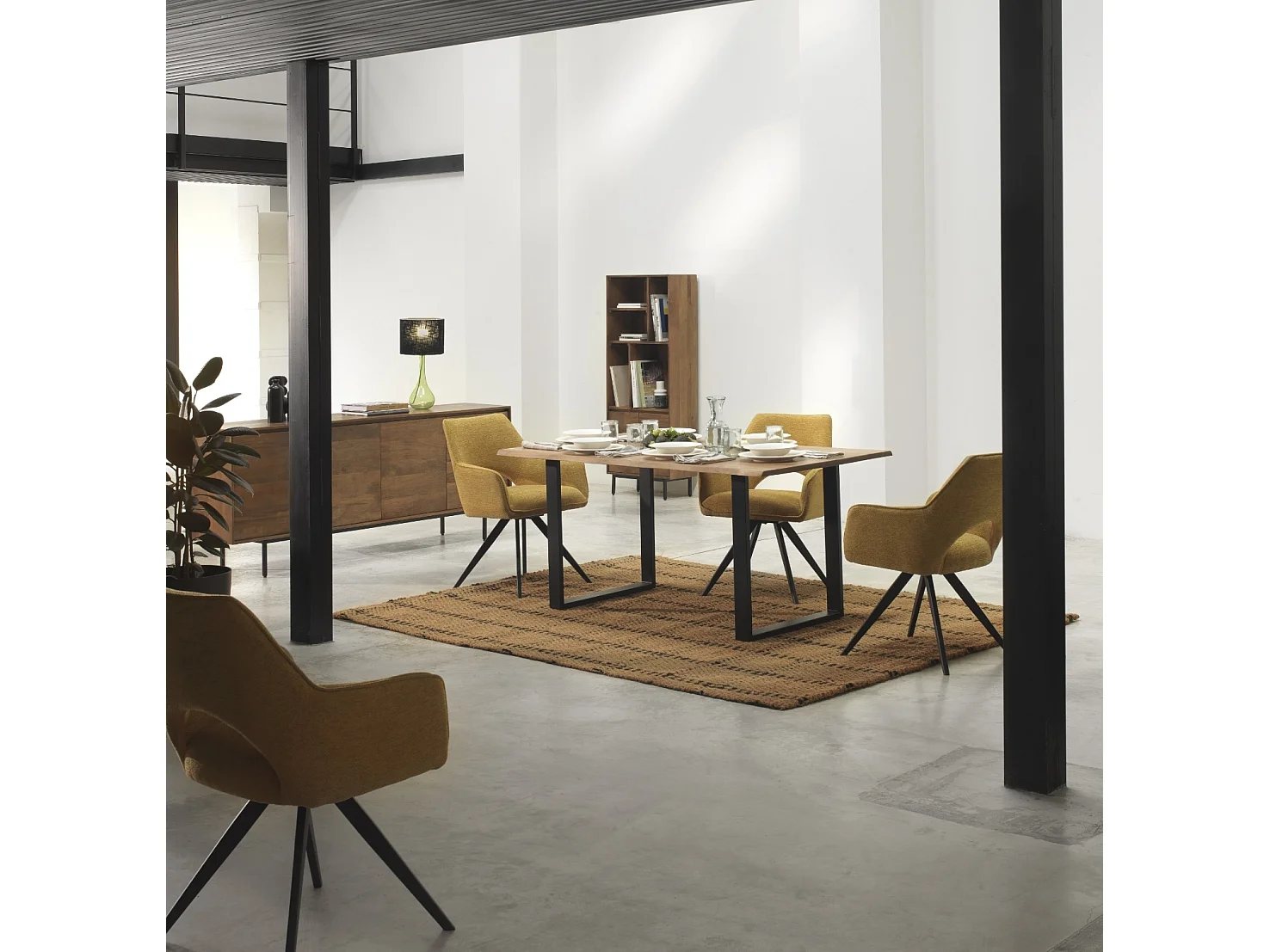 Pacote de 4 cadeirões giratórios estofados em tecido cor de mostarda com pés em metal preto