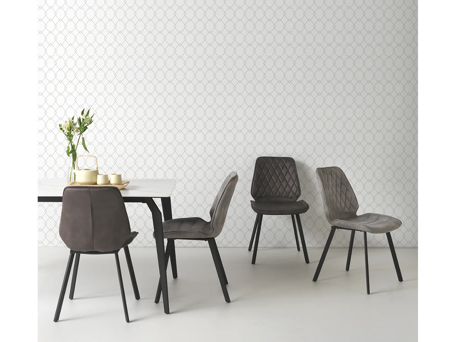 Lot de 2 chaises tapissées gris clair avec pieds métalliques noirs