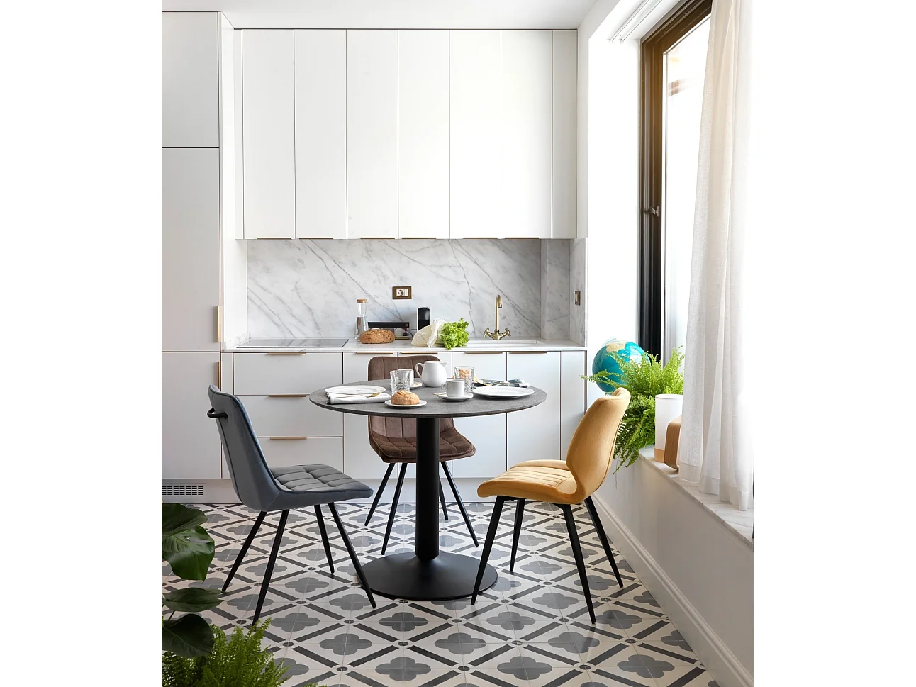 Pacote 2 cadeiras estofadas azuis com pés metálicos pretos