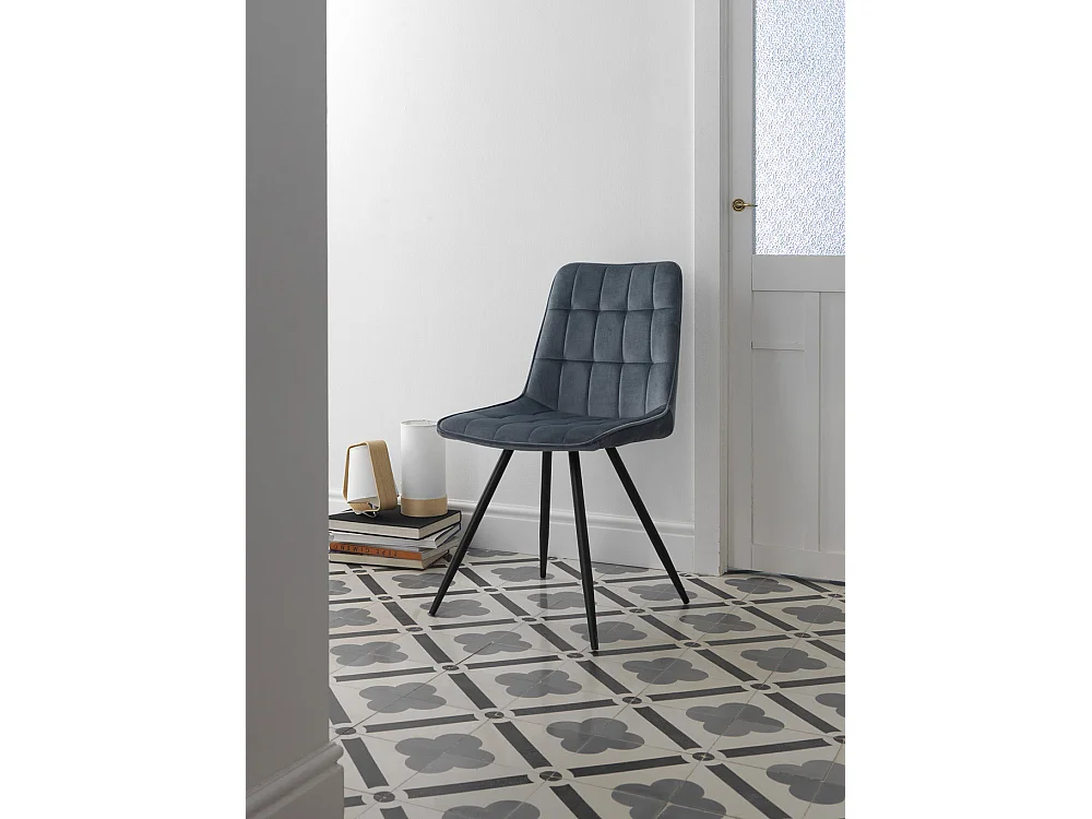 Pacote 2 cadeiras estofadas azuis com pés metálicos pretos