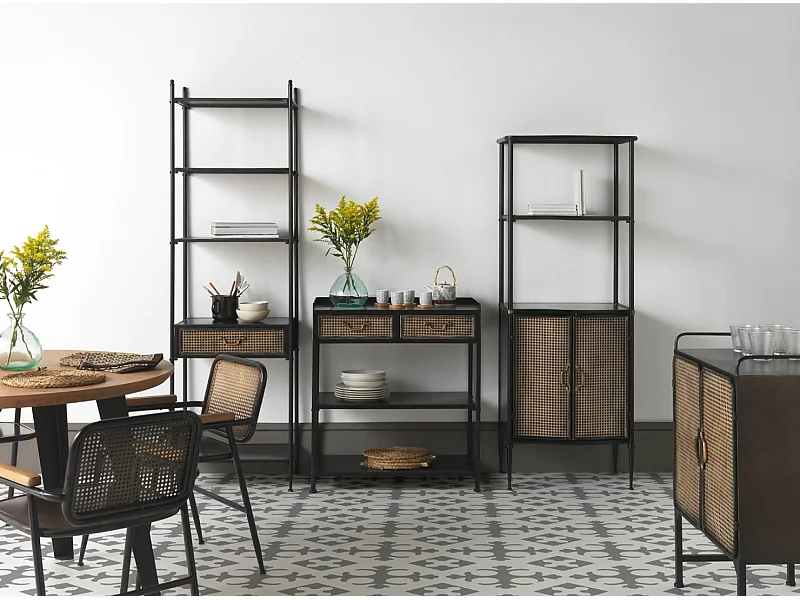 Cadeira de braços com costas em bronze e estrutura metálica preta