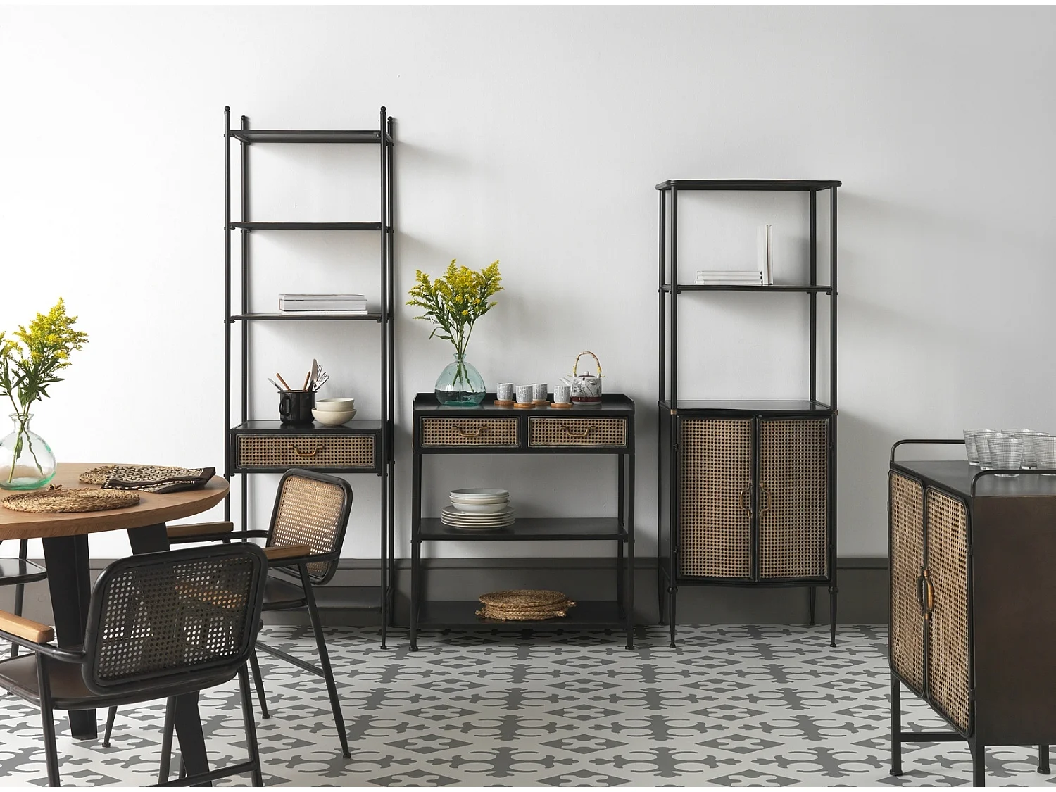 Sessel mit Bronzelehne und schwarzem Metallgestell